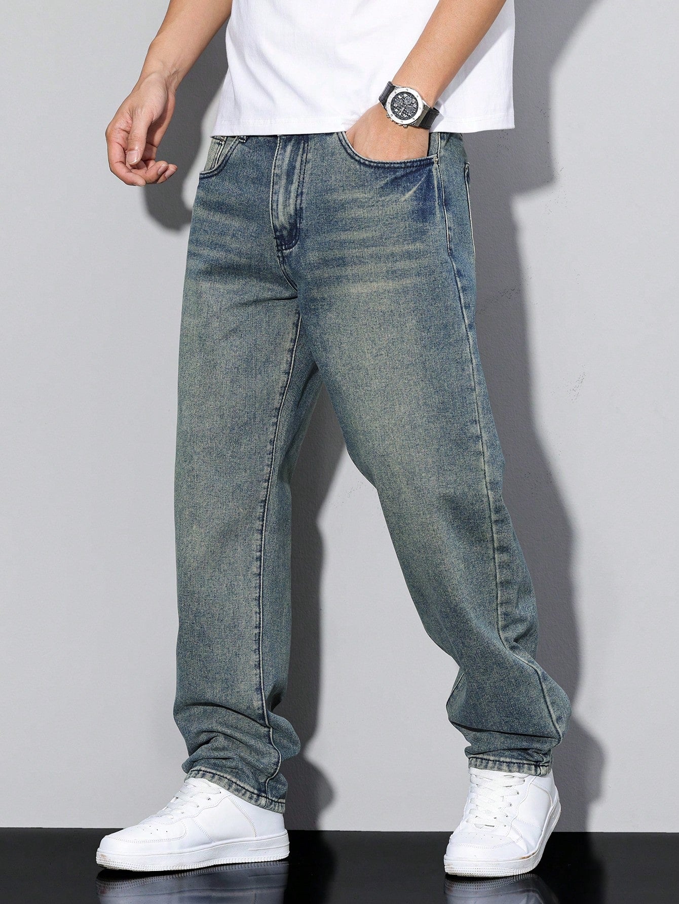 Men's Casual Straight-Leg Jeans in Light Gray