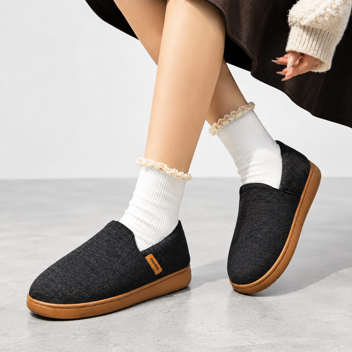 Women's cushioned fleece-lined slippers